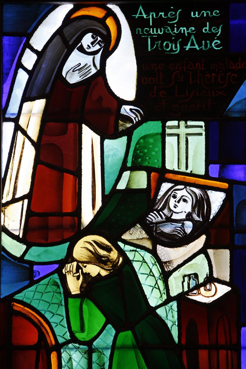 Lasimaalaukset, joissa Sainte Therese de Lisieux parantaa sairaan lapsen Notre-Dame-de-la-Trinite kirkossa, Blois, Ranska tekijältä Unbekannt