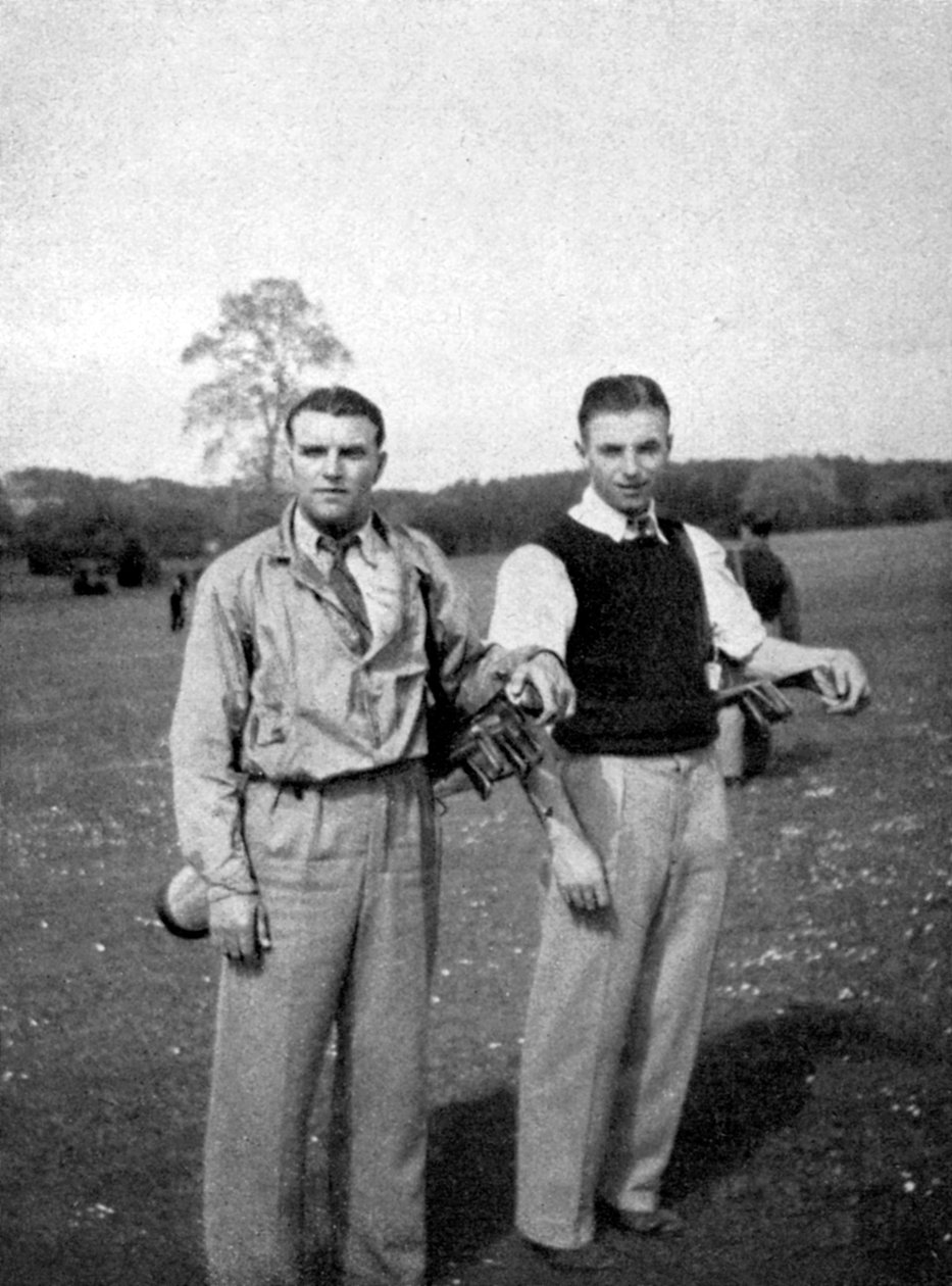 Stanley Matthews ja Eddie Hapgood taukoja laukausten välillä golfkierroksen aikana, 1945 tekijältä Unbekannt