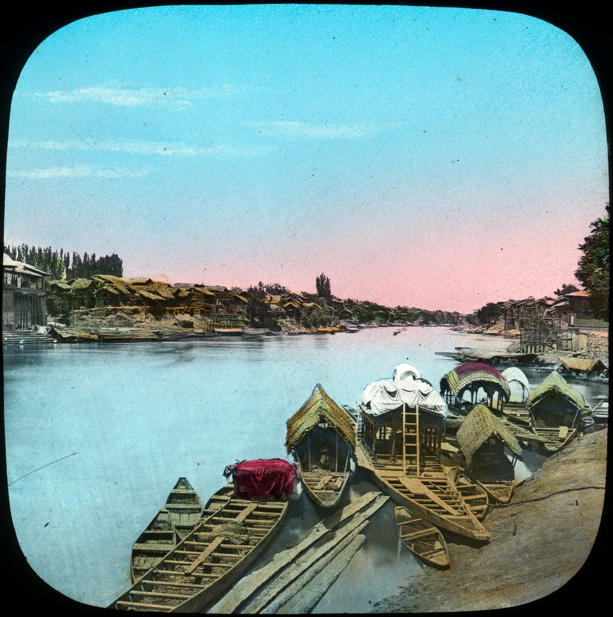 Osavaltion proomu vastapäätä maharadajan palatsia Intiassa 1800-luvun lopulla tai 1900-luvun alussa tekijältä Unbekannt