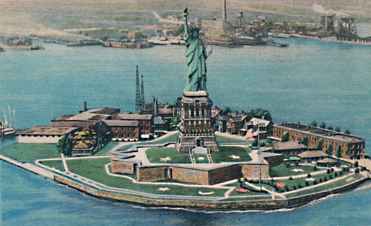 Vapaudenpatsas Bedloes Islandilla New Yorkin satamassa. New York City, 1940-luku tekijältä Unbekannt