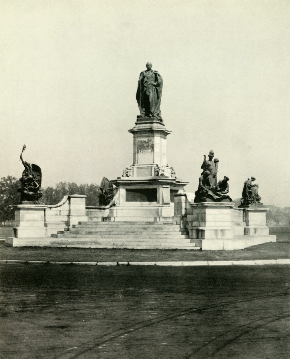 Lord Curzonin patsas Victoria Memorial Hallin sisäänkäynnissä, 1925. tekijältä Unbekannt