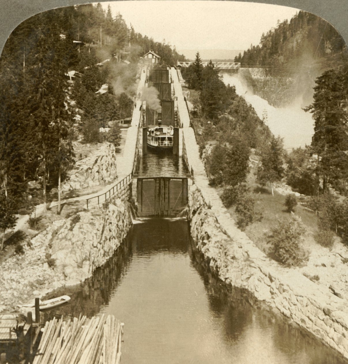 Höyrylaiva kiipeämässä kukkulalle Vrangin vesiputouksen vieressä, sulkujen luona Bandak-Nordsjossa, Norjassa, 1905. tekijältä Unbekannt