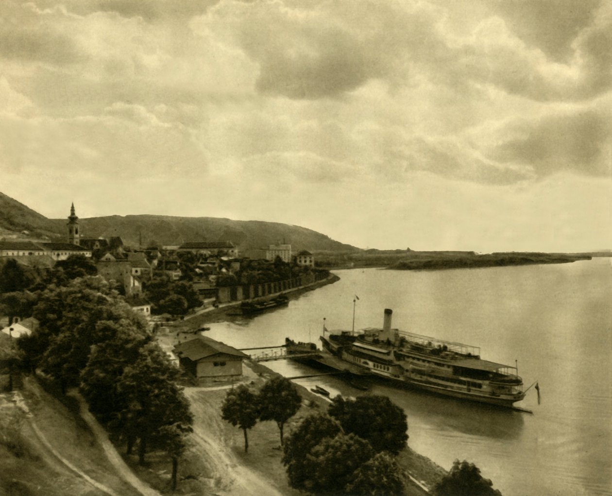 Höyrylaiva Tonavalla Hainburgissa, Ala-Itävallassa, vuodelta 1935. tekijältä Unbekannt