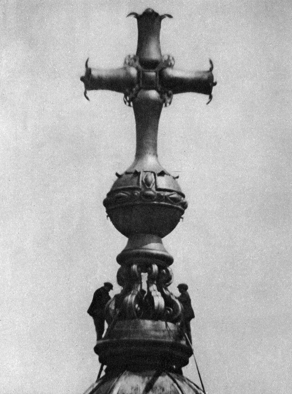 Jyrkät tornit St Paulin katedraalin huipulla, Lontoo, 1926-1927 tekijältä Unbekannt