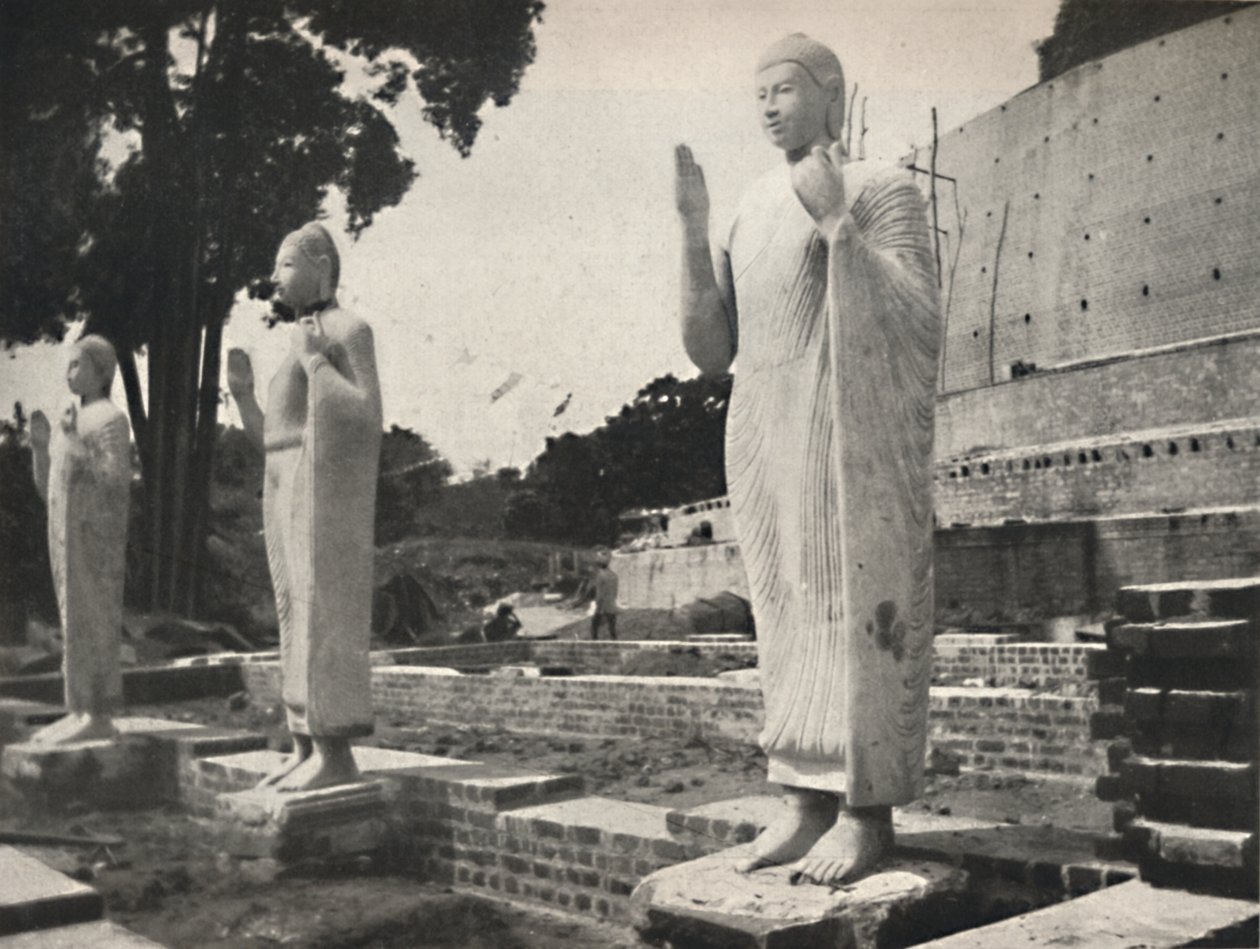 Kivipatsaat kunnostettavan Ruwanwali Dagoban edessä, Anuradhapura, 1926 tekijältä Unbekannt