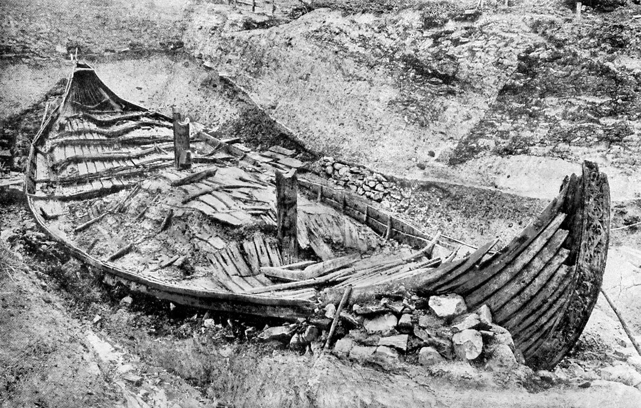Peränäkymä Oseberg-viikinkilaivasta kuukausien kaivausten jälkeen, Norja, c1904-1905 tekijältä Unbekannt