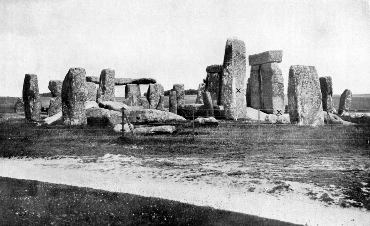 Stonehenge restauroinnin jälkeen, n. 1920 tekijältä Unbekannt