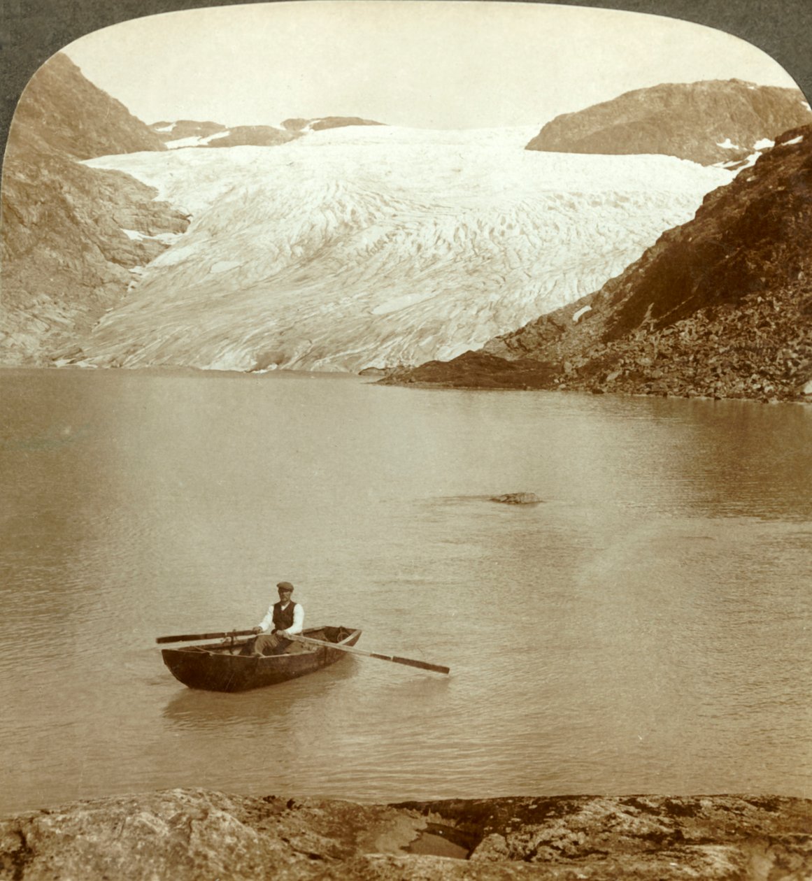 Kiinteän jään puro Hardanger-jäätikkö ja järvi, jossa se sulaa, Norja, c1905. tekijältä Unbekannt