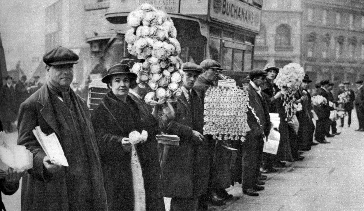 Katukauppiaat myyvät jalkapallopalveluita Walham Greenissä, Lontoossa, 1926-1927 tekijältä Unbekannt