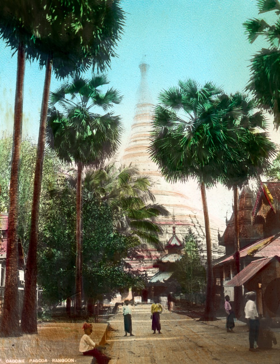 Shwedagon-pagodia kohti johtava katu, Rangoon, Burma, 1800-luvun loppu tai 1900-luvun alku tekijältä Unbekannt