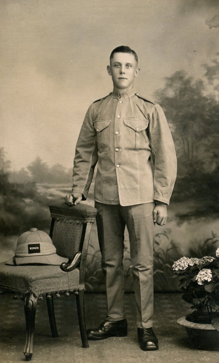 Studiomuotokuva C-komppanian sotilasta, 2. Battalion the Kings -rykmentti, Irak, 1926 tekijältä Unbekannt