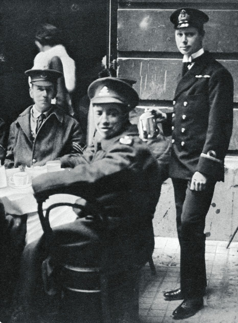 Aliluutnantti prinssi Albert tarjoilemassa teetä haavoittuneille sotilaille Buckinghamin palatsissa, 1916 tekijältä Unbekannt