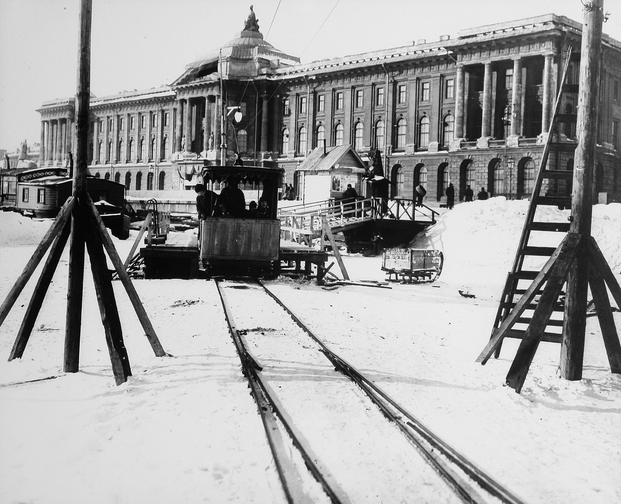 Esikaupunkirautatieasema Taideakatemian edessä, Pietari, Venäjä, c1896-c1898 tekijältä Unbekannt