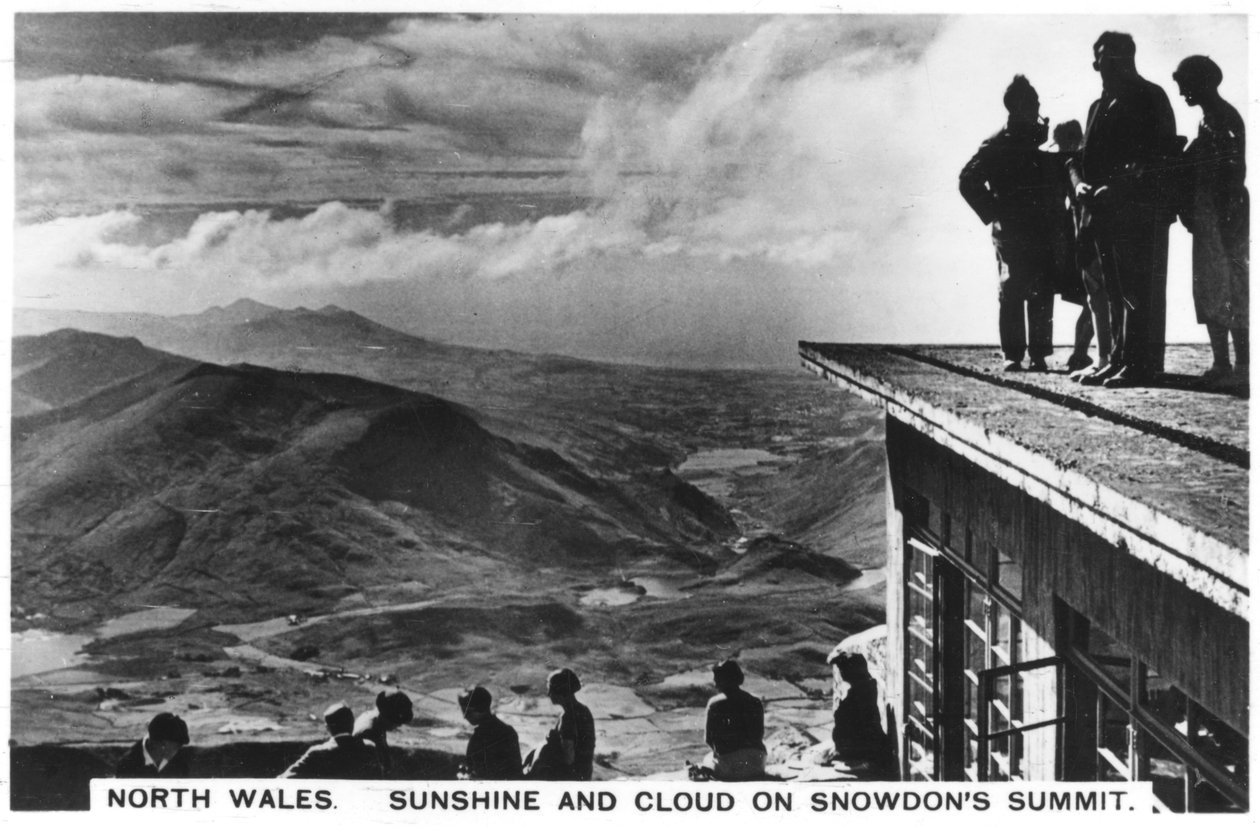 Auringonpaistetta ja pilviä Snowdonsin huipulla, Pohjois-Walesissa, 1936 tekijältä Unbekannt