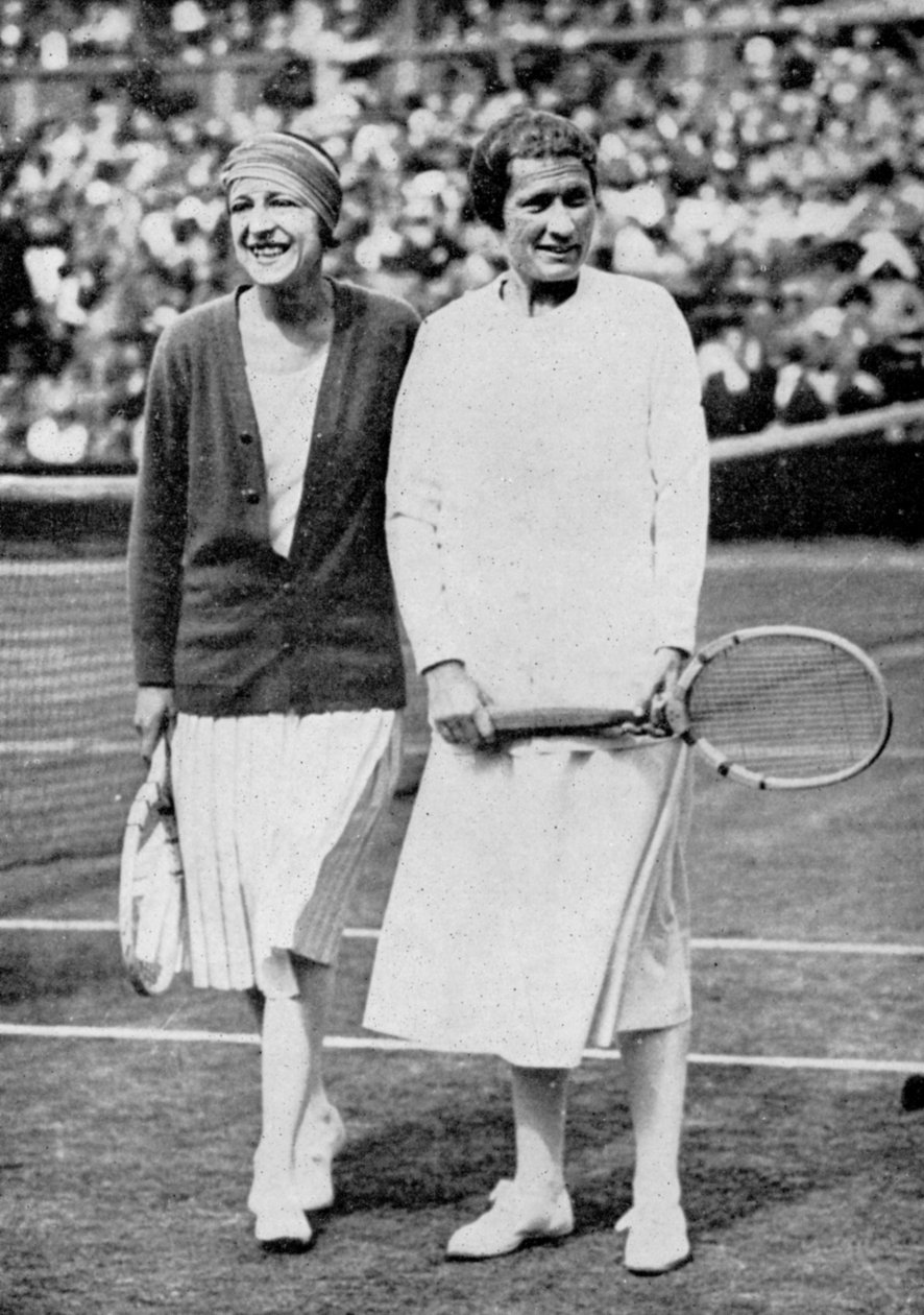 Suzanne Lenglen lähti ja Elizabeth Ryan ennen heidän viimeistä kaksinpeliään Wimbledonissa vuonna 1925 tekijältä Unbekannt