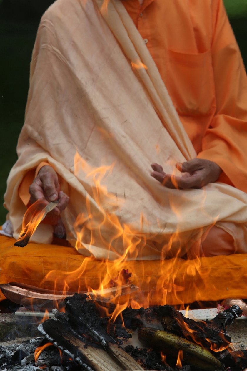 Swami Veetamohanda suorittamassa homa tulirituaalia Ramakrishnan vedanttikeskuksen puutarhassa. Gretz. Ranska tekijältä Unbekannt