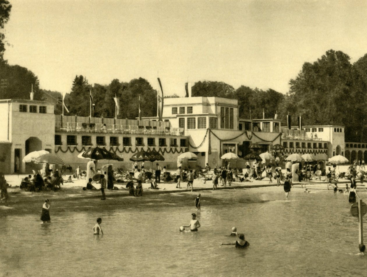 Uinti Traunsee-järvessä, Gmundenissa, Ylä-Itävallassa, vuodelta 1935. tekijältä Unbekannt