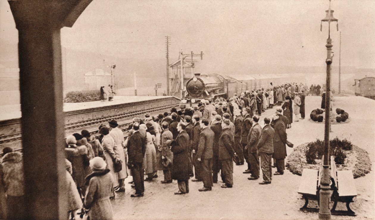 Sympaattinen kiinnostus Royal Funeral Train -junaa kohtaan Welwynin asemalla, 1936 tekijältä Unbekannt