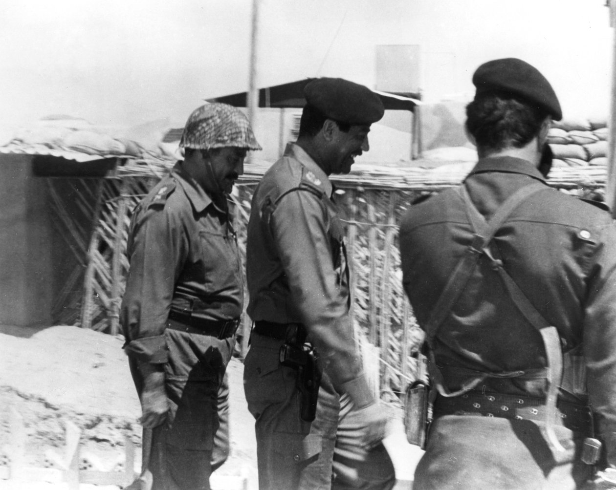 Taha Yassin Ramadan ja Saddam Hussein tarkastamassa Basran rintamaa, Irak, helmikuu 1987 tekijältä Unbekannt