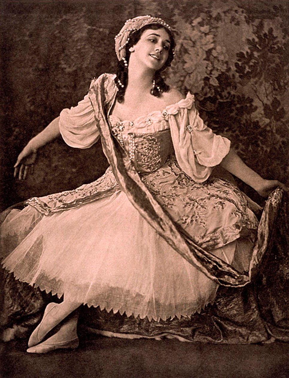 Tamara Karsavina, venäläinen balerina, Nikolai Tcherepninsin baletissa Le Pavillon dArmide, 1913 tekijältä Unbekannt