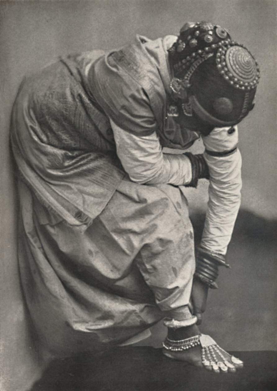Tamuliini jalka- ja päähineillä, 1926 tekijältä Unbekannt