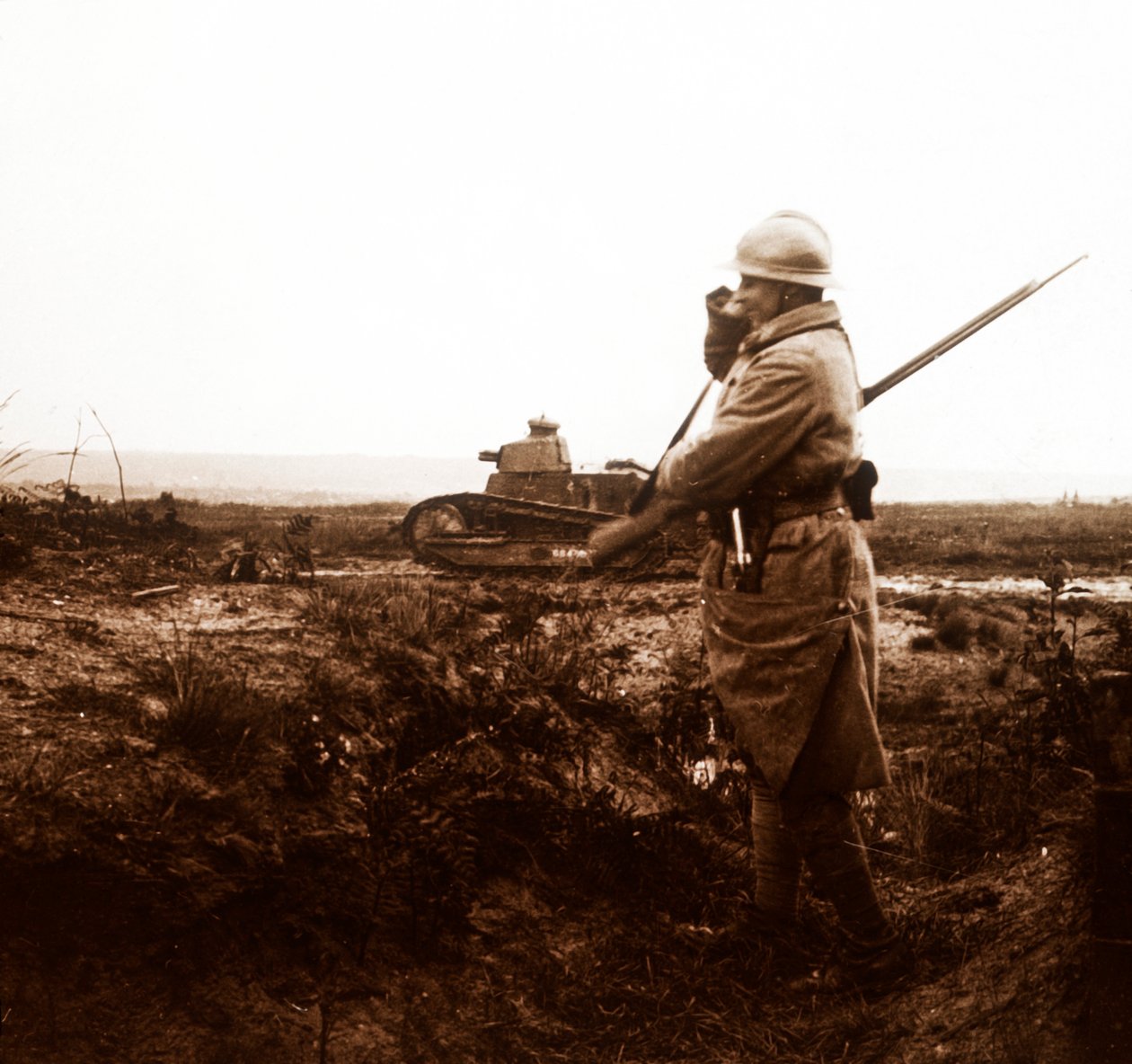 Panssarivaunu ja sotilas taistelukentällä, c1914-c1918 tekijältä Unbekannt