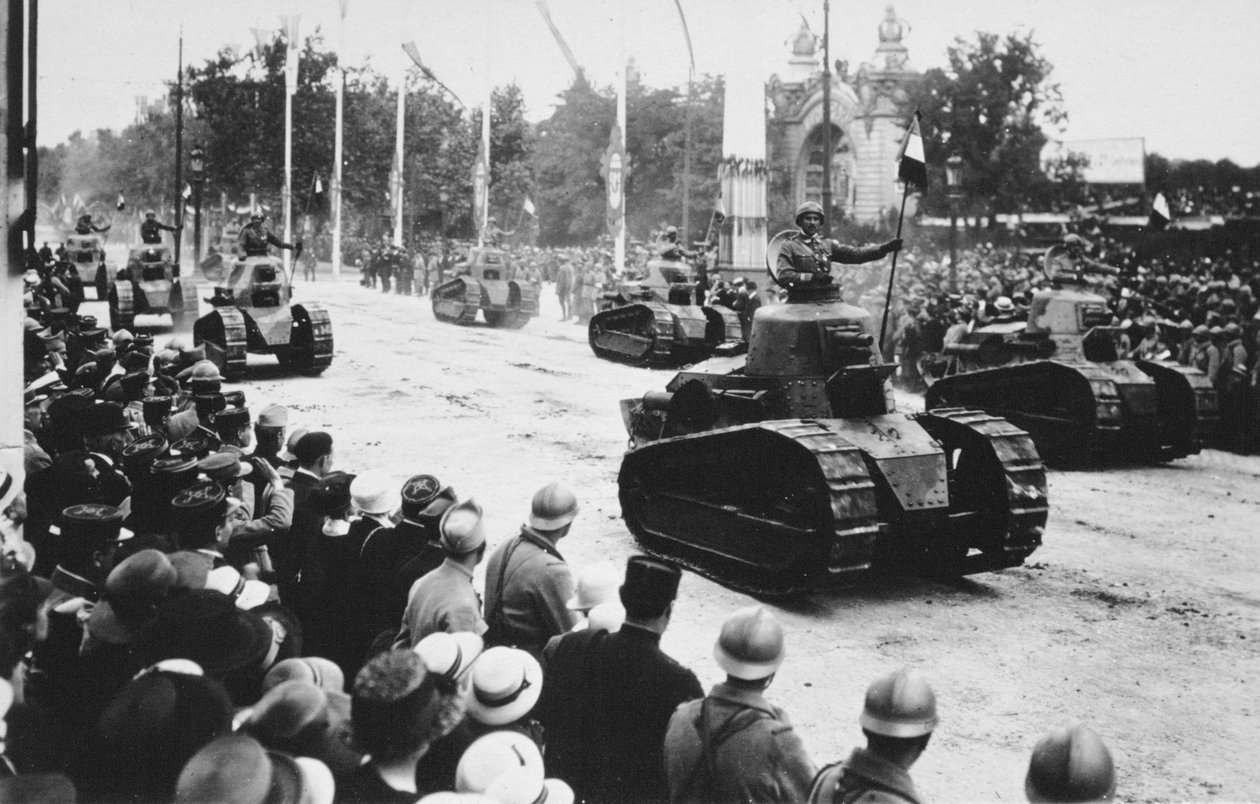 Panssarivaunut suuressa voittoparaatissa, Pariisi, Ranska, 14. heinäkuuta 1919 tekijältä Unbekannt