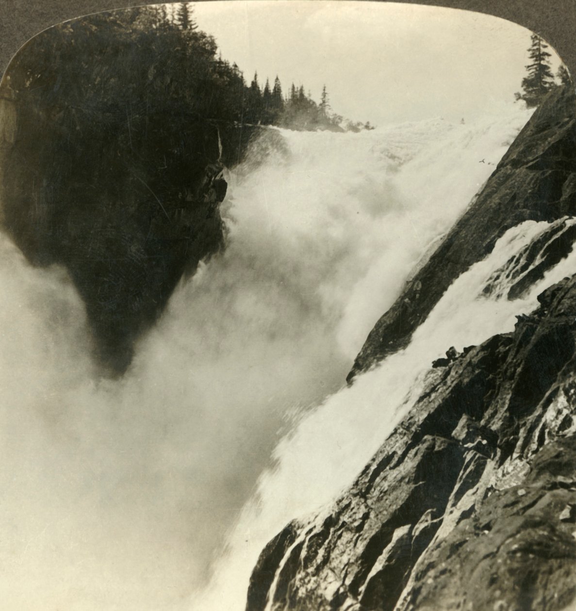 Mahtava Riukanin putouksen loisto, josta se alkaa pudota 800 jalkaa, Norja, 1905. tekijältä Unbekannt