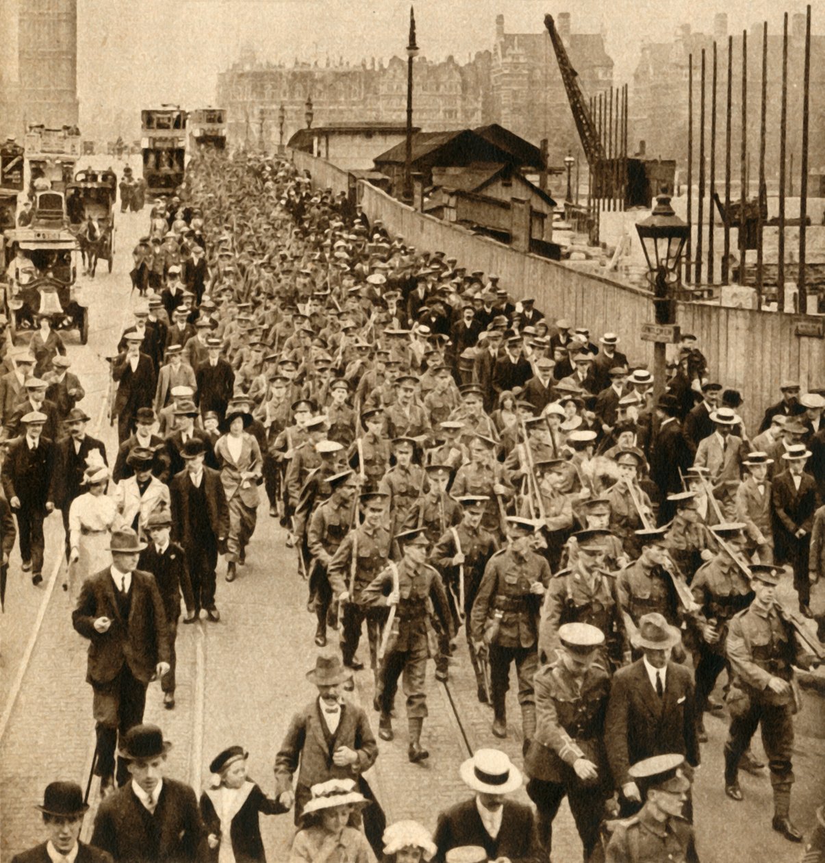Territoriaalit kesäleiriltä - Terrierit marssivat helposti Westminster Bridgen yli, 1914-1918, 1933. tekijältä Unbekannt