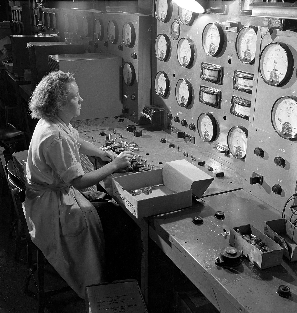 Elektronisten (elektronisten) venttiilien testaus, Mitcham tekijältä Unbekannt