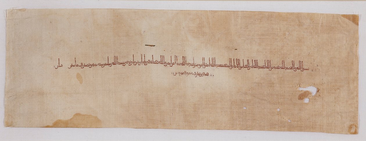 Tekstiilifragmentti tiraz-nauhalla kufic-kirjoituksella, 900-901 tekijältä Unbekannt