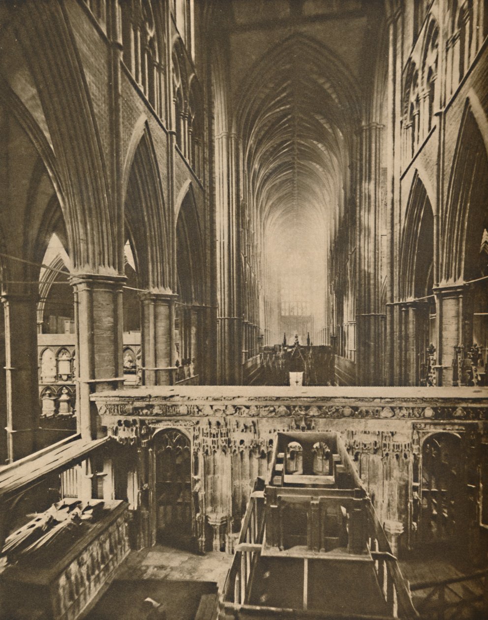 The Abbeys Grand Interior: Katse länteen tunnustajan kappelilta, n. 1935. tekijältä Unbekannt