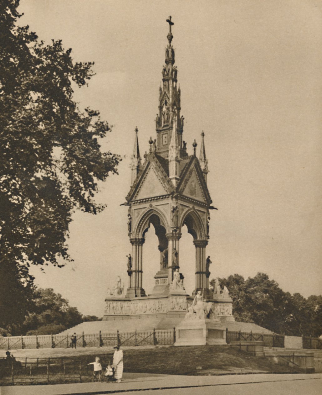 Albert Memorial Challenges Climate and Criticism, c1935. tekijältä Unbekannt