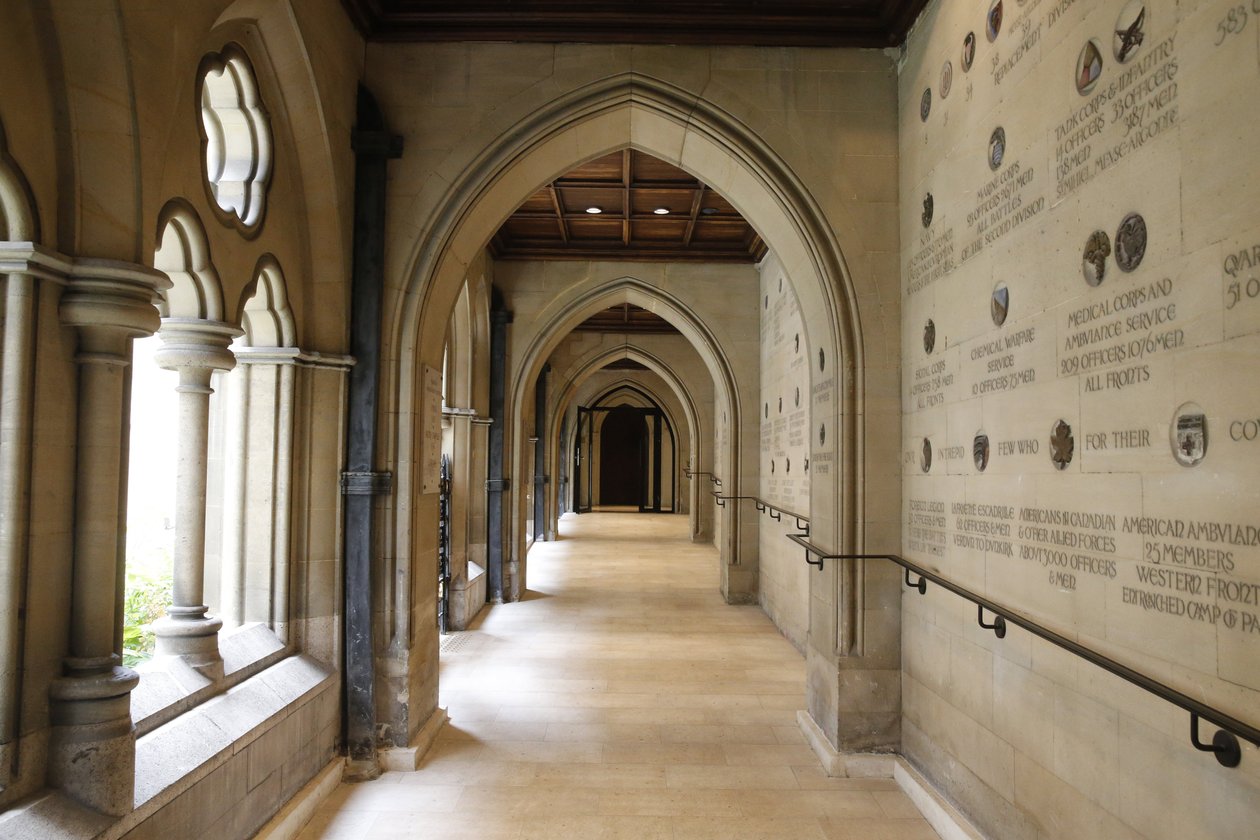 Amerikkalainen Pyhän Kolminaisuuden katedraali, Pariisi. Cloister, 20150920, Pariisi, Ranska tekijältä Unbekannt