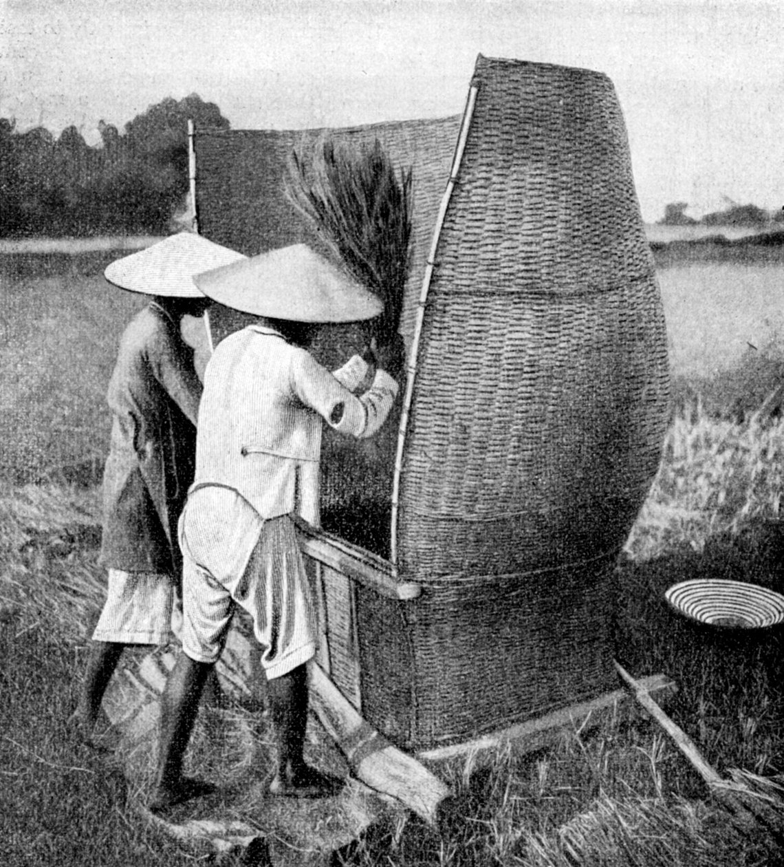 Annamilainen tapa korjata ja puida riisiä, Annam, Vietnam, 1922 tekijältä Unbekannt