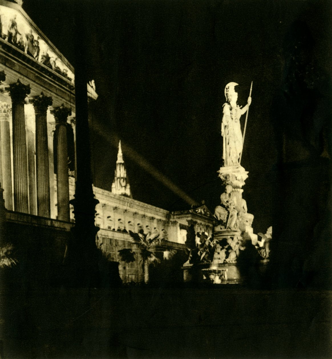 Itävallan parlamenttirakennus yöllä, Wien, Itävalta, 1935. tekijältä Unbekannt