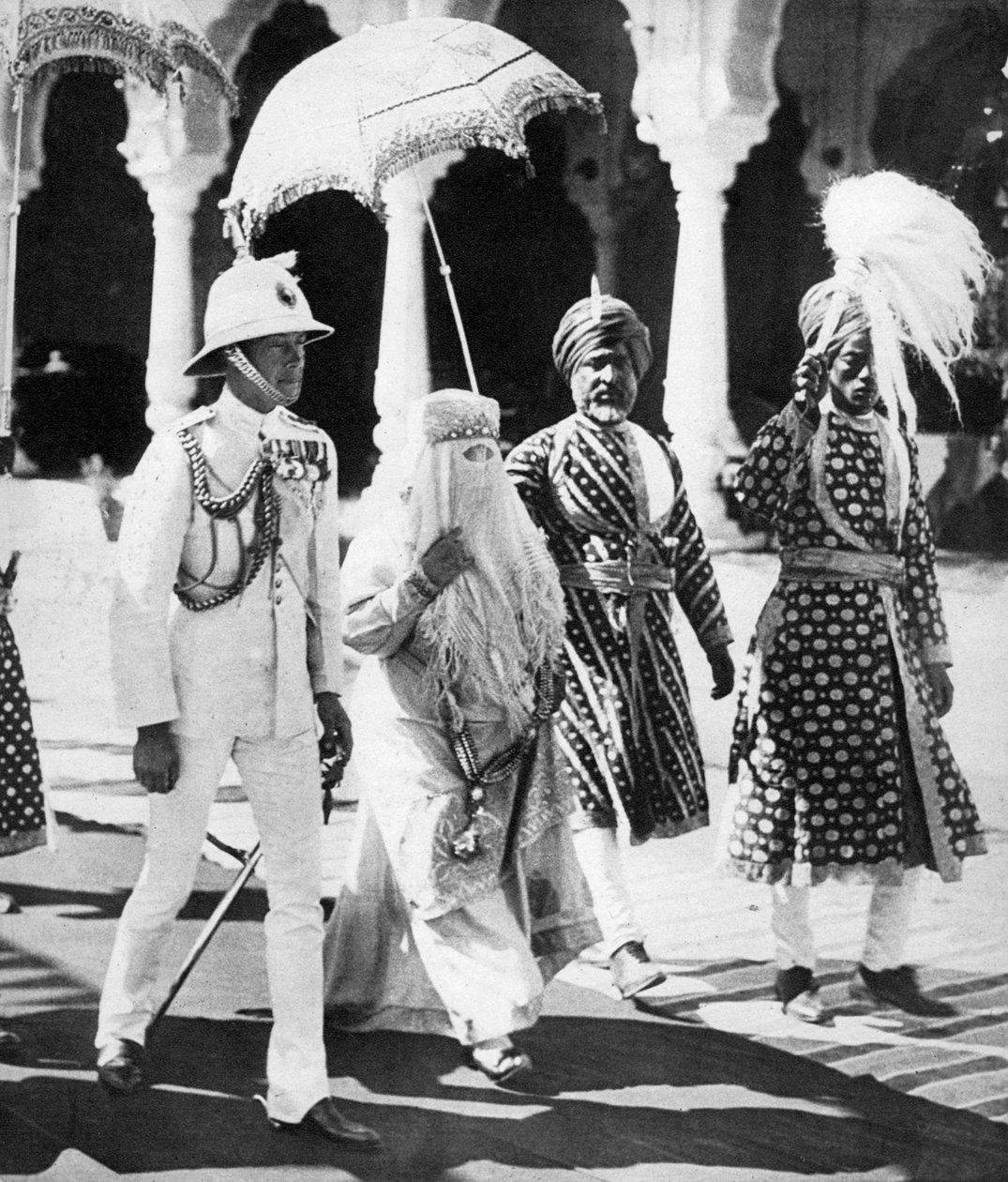 Bhopalin Begum saattaa Walesin prinssin Durbar Halliin Intiaan, 1921 tekijältä Unbekannt