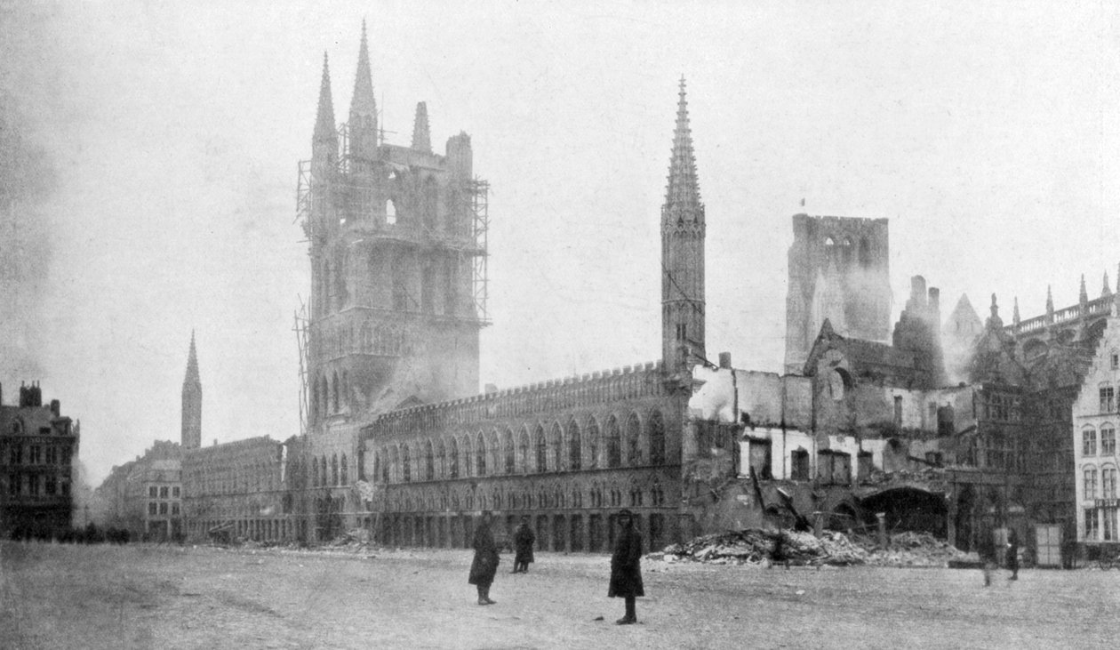 Ypresin kellotapuli ja kangassali, Belgia, 24. marraskuuta 1914 tekijältä Unbekannt