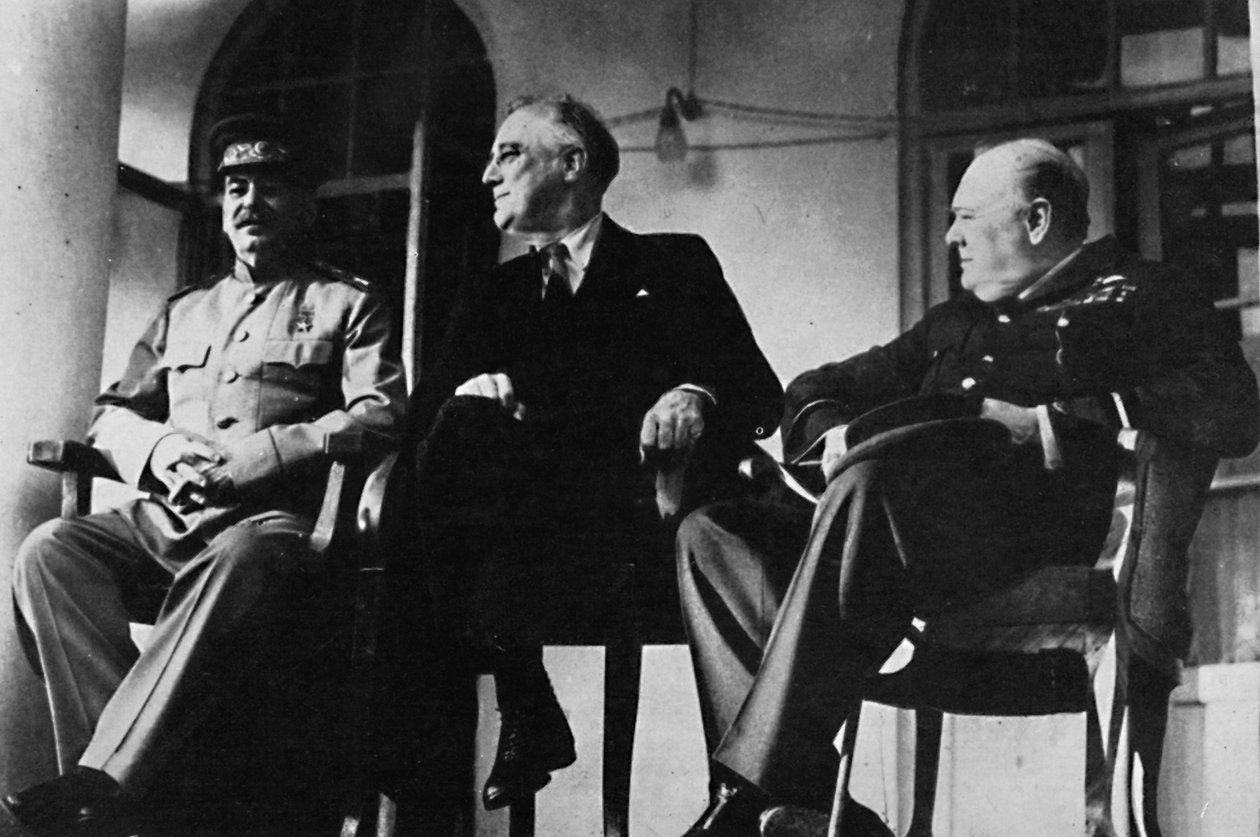 Kolme suurta tapasi Teheranissa 1943, 1945 tekijältä Unbekannt