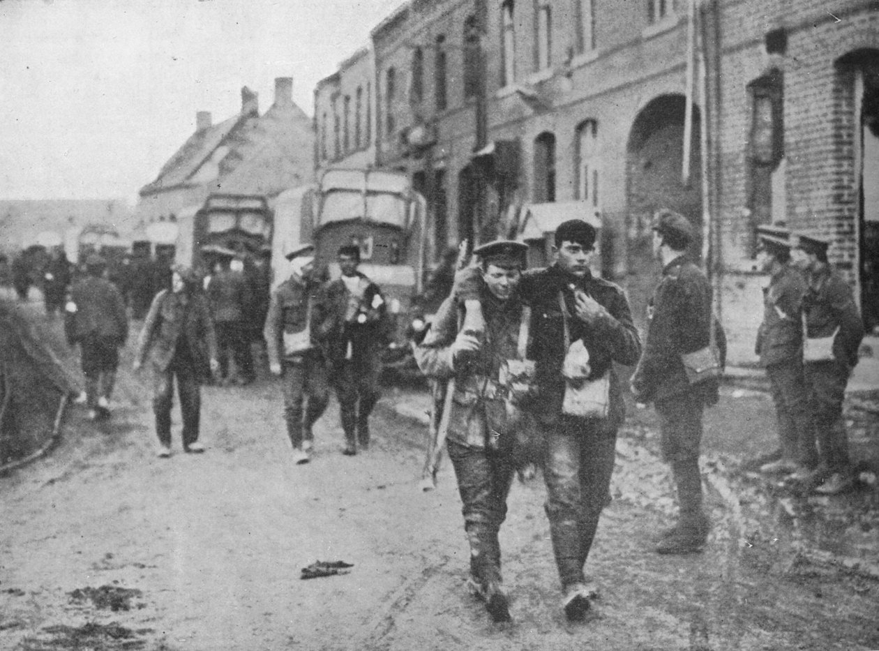 Brittihaavoittuneet palasivat pukeutumispaikalle hyökkäyksen jälkeen vuonna 1915 tekijältä Unbekannt