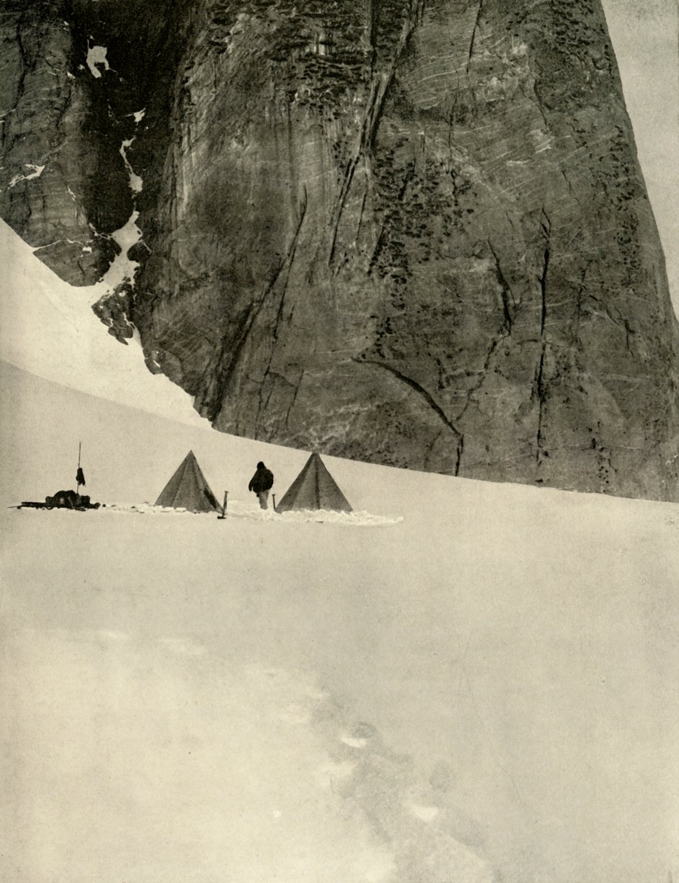 Leiri graniittipilarin alla, puolen mailin päässä alemmasta jäätikkövarannosta...27. tammikuuta 1909 tekijältä Unbekannt