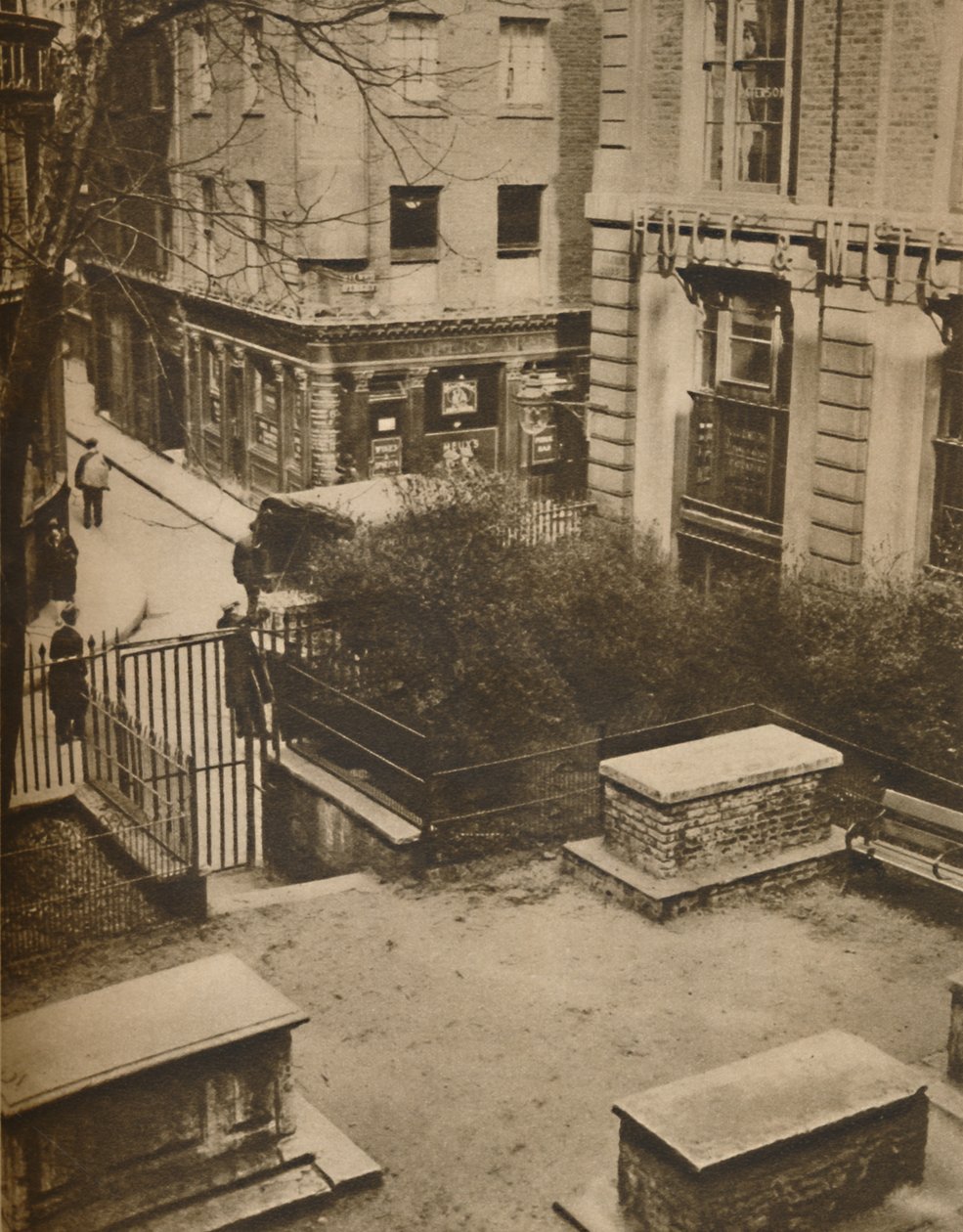Coopers Arms from Churchyard of St. Olaves, Silver Street, vuodelta 1935. tekijältä Unbekannt