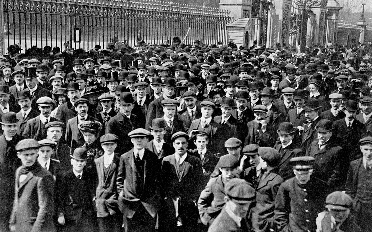 Väkijoukot Buckinghamin palatsin ulkopuolella, A Nations Prehension, 1910 tekijältä Unbekannt