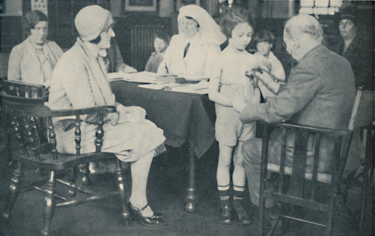 Tohtori kuuntelee lapsen sydämenlyöntejä, c1935 tekijältä Unbekannt