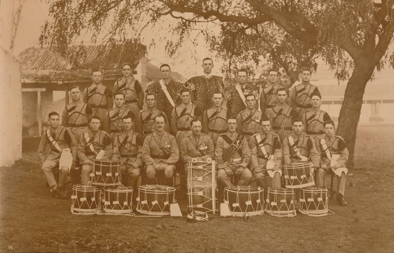 Ensimmäisen pataljoonan rummut ja buglit, Queens Own Royal West Kent -rykmentti. Poona, Intia, tekijältä Unbekannt