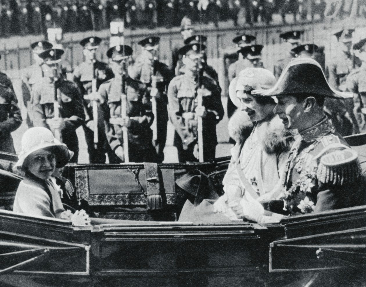 Yorkin herttua ja herttuatar lähtevät St Paulin katedraalista tyttäriensä kanssa, 1935, 1937 tekijältä Unbekannt