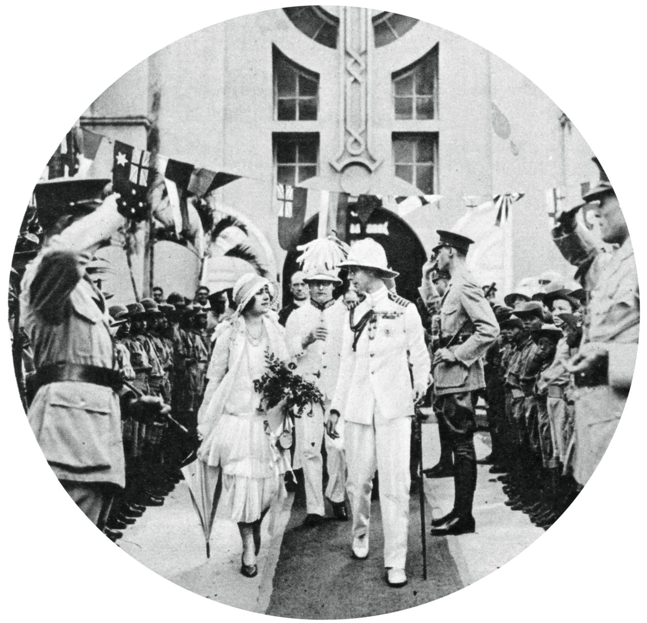 Yorkin herttua ja herttuatar vierailemassa amiraali Benbowin haudalla, Kingston, Jamaika, 1927, 1937 tekijältä Unbekannt