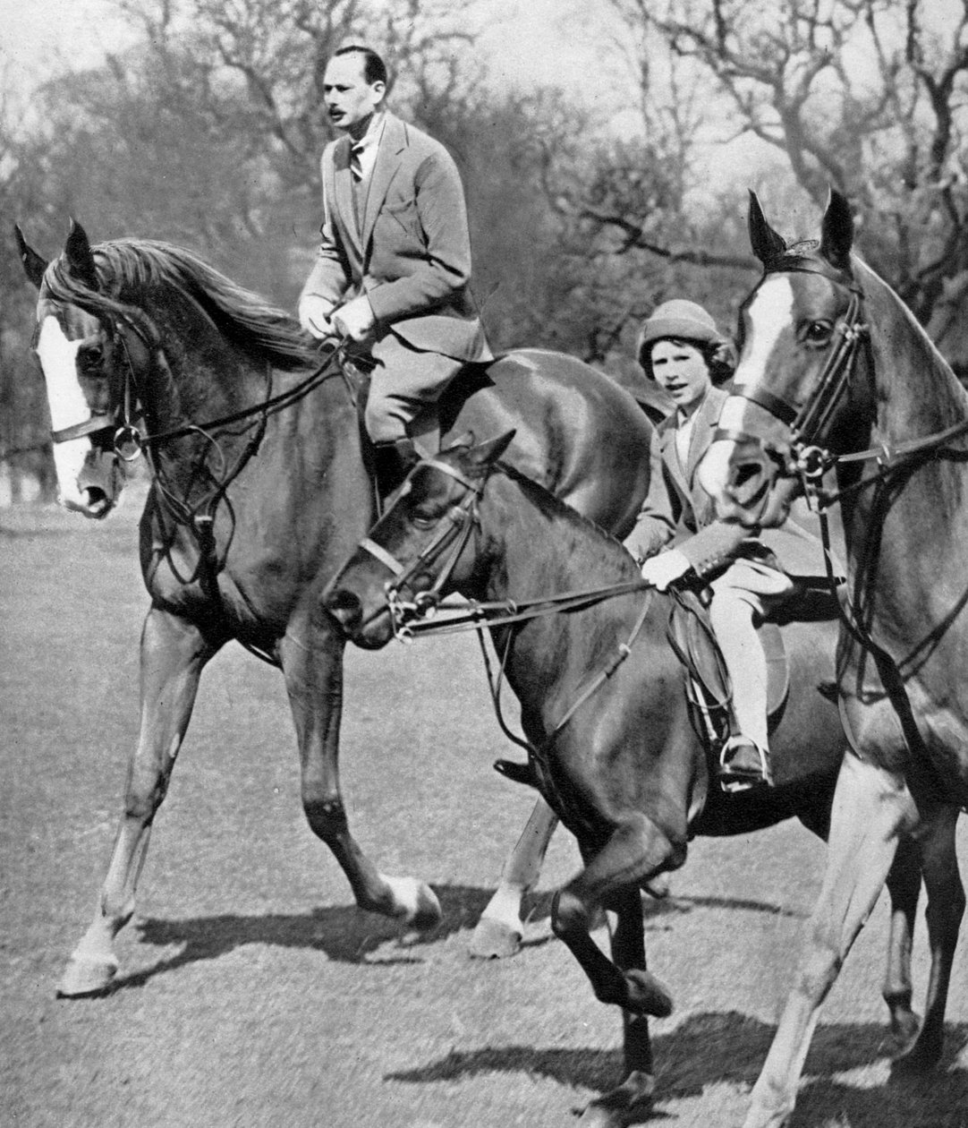 Gloucesterin herttua ratsastaa prinsessa Elizabethin kanssa Windsor Great Parkissa, vuodelta 1936 tekijältä Unbekannt