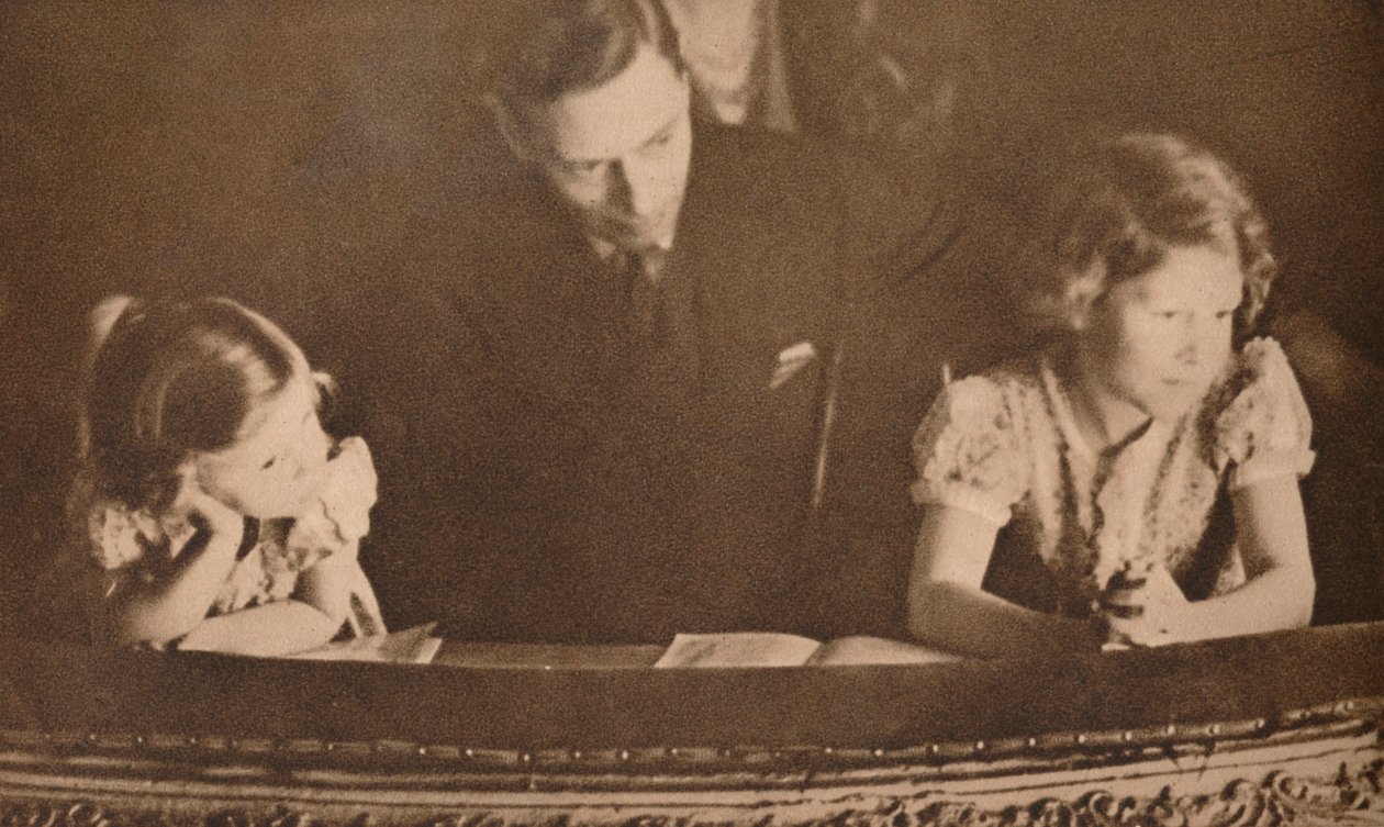 Yorkin herttua ja prinsessat Elizabeth ja Margaret pantomiimissa 6. helmikuuta 1935. tekijältä Unbekannt