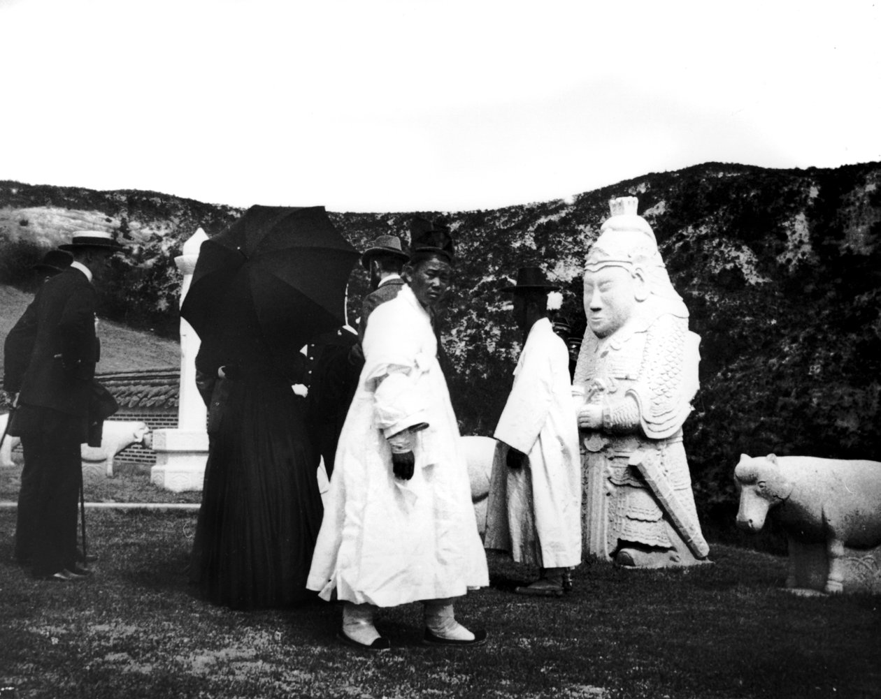 Japanin keisari vierailee haudalla, Korea, 1900 tekijältä Unbekannt